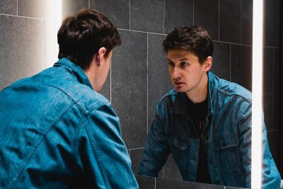 Dit serum belooft je grijze haar terug te draaien